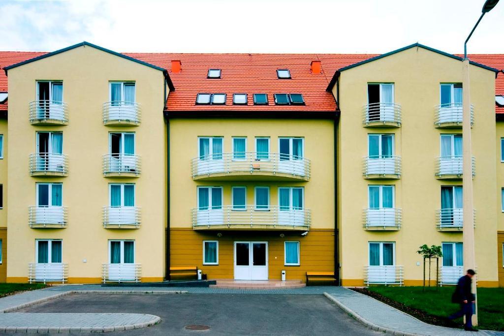 Karoly Robert Diakhotel Gyongyos Exterior photo